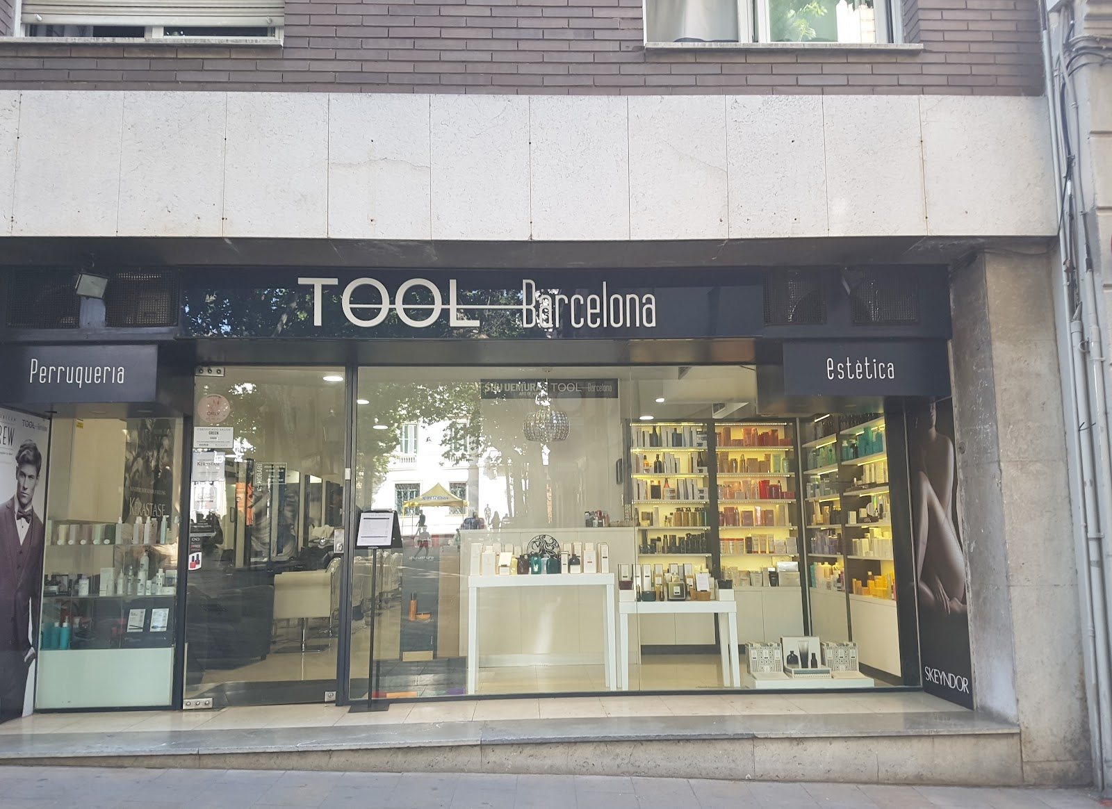 Fachada de TOOL Barcelona en Carrer Major de Sarrià, con la peluquería y la estética a cada lado