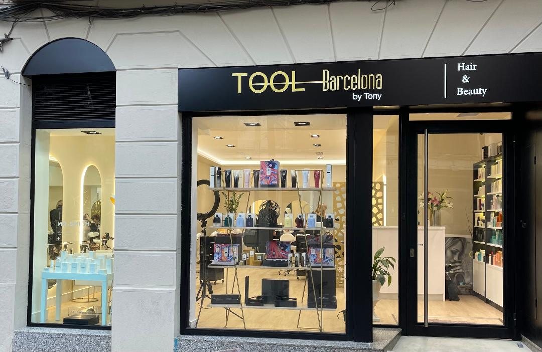 Escaparate iluminado de TOOL Barcelona de noche