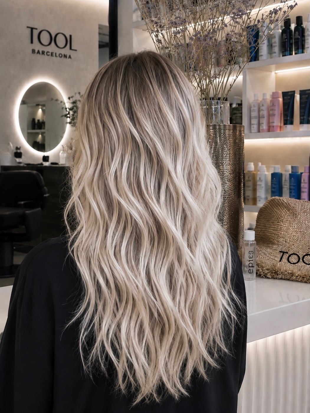 Melena rubia larga con ondas en el salón de TOOL